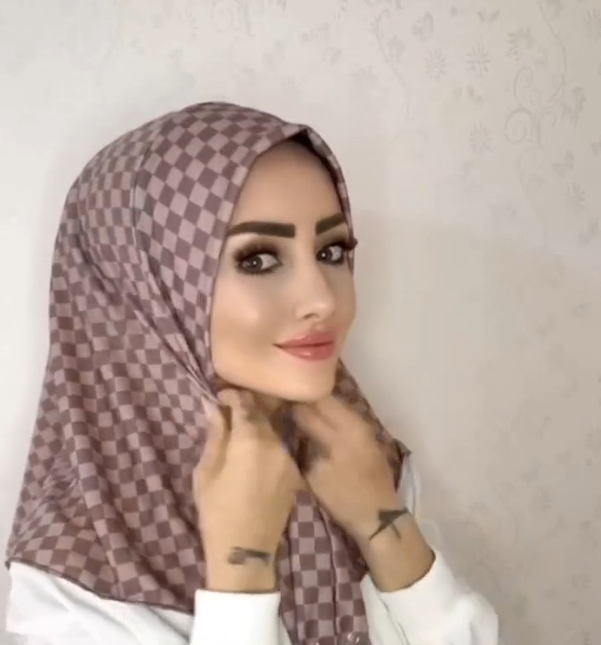 Elegance Chic Check Print Short Scarf